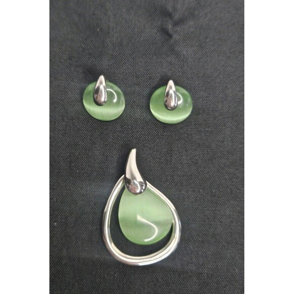 Jewelry - Sterling Silver Green Cats Eye Pendant And Stud Earring Set
